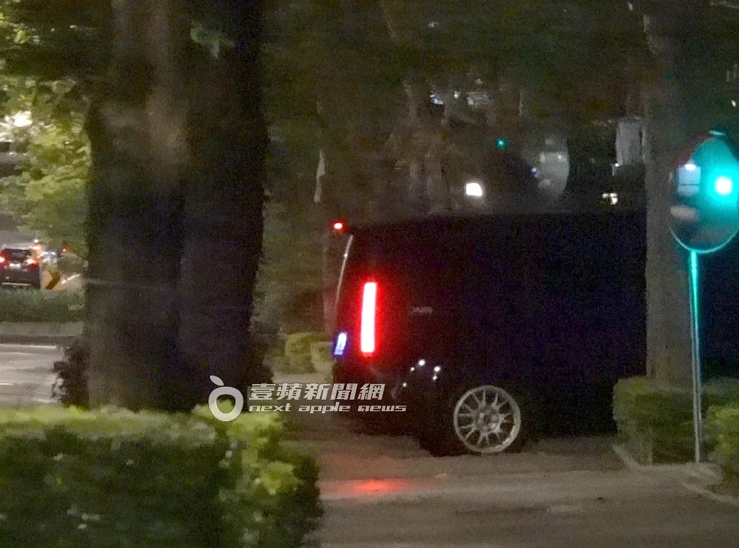 夫妻俩一同搭保母车返回南港住处。特勤中心摄