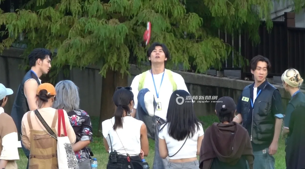 风田奋力抬脚甩飞拖鞋，希望顺利丢进后面的笼子内。特勤中心摄