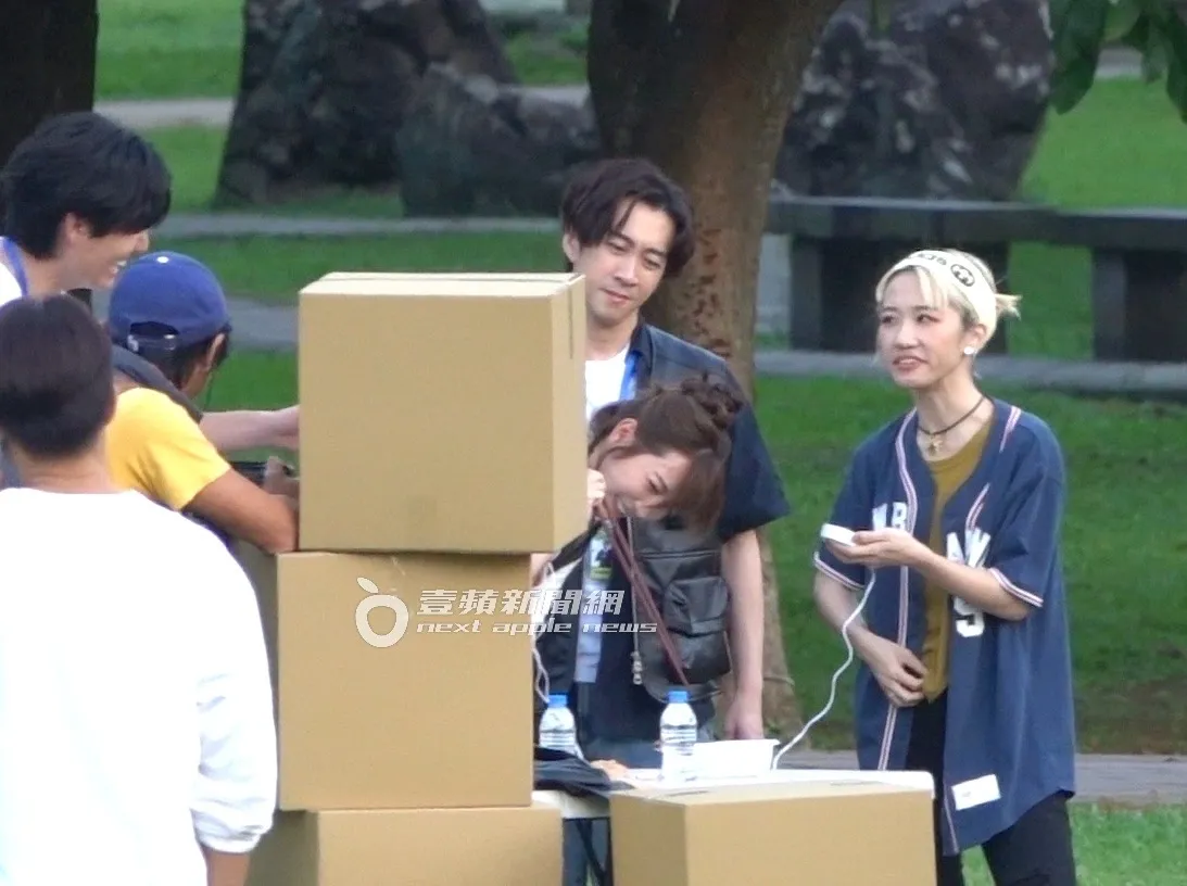 曾莞婷（中）努力挑战游戏，陈汉典及Lulu在旁关心。特勤中心摄