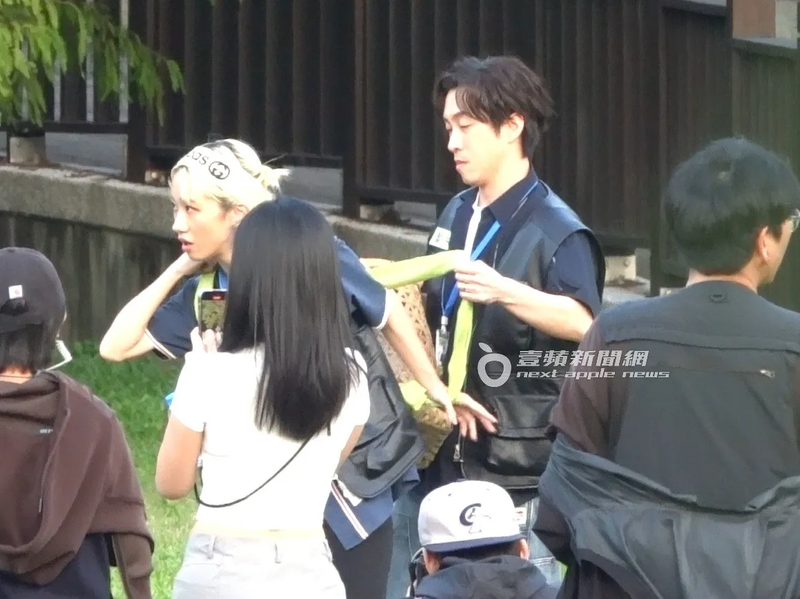 录制节目时，陈汉典（右）贴心替老婆Lulu弄背带。特勤中心摄