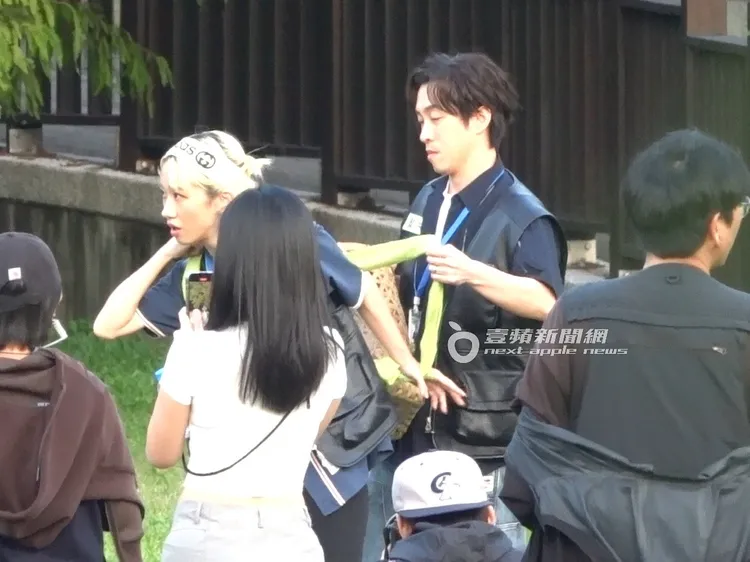 錄製節目時，陳漢典（右）貼心替老婆Lulu弄背帶。特勤中心攝