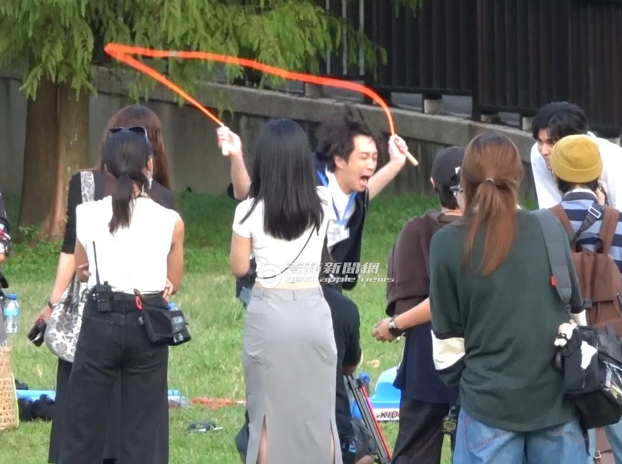 陈汉典穿著按摩颗粒拖鞋跳绳，表情痛苦。特勤中心摄