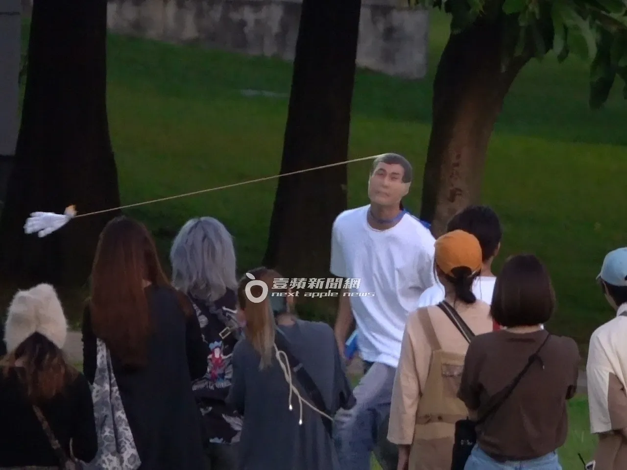 风田丝袜套头挑战游戏，画面十分逗趣。特勤中心摄