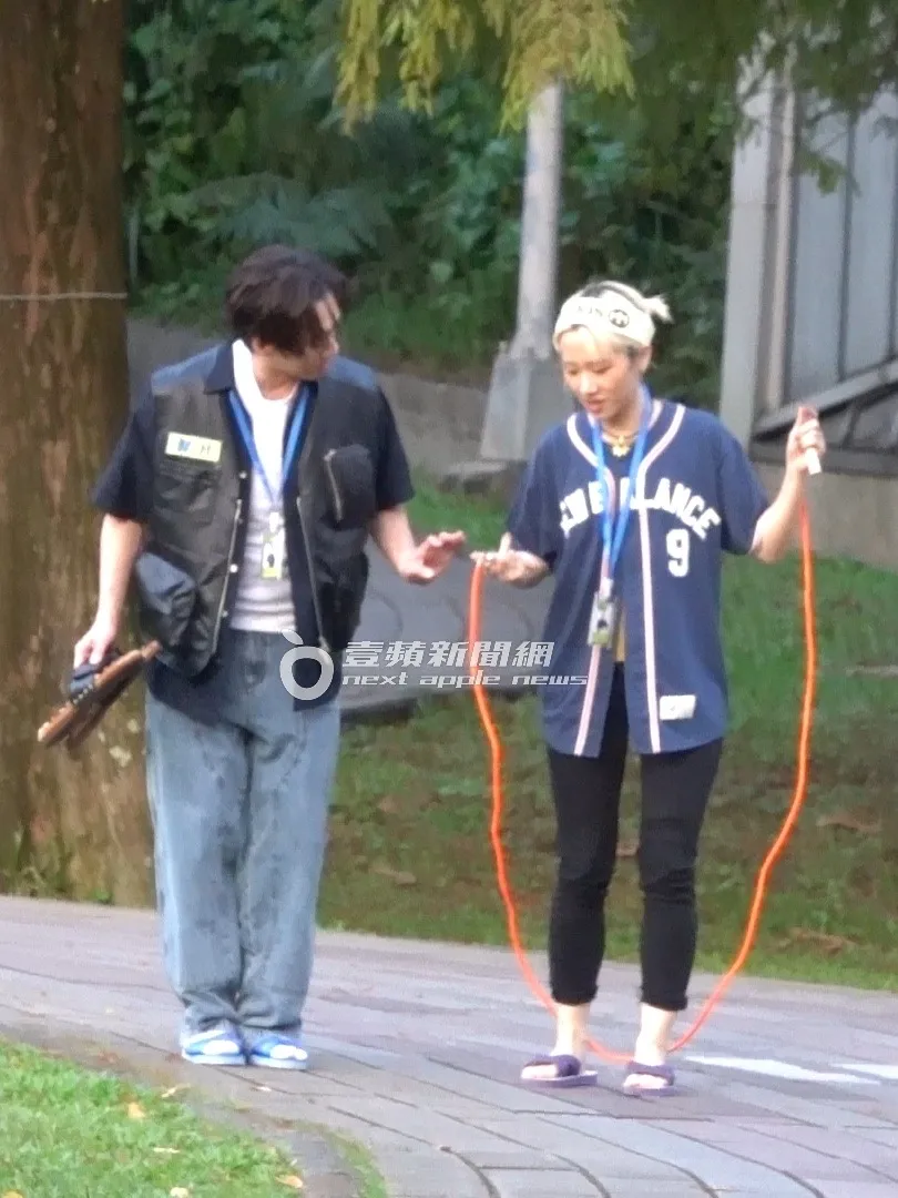 陈汉典（左）带Lulu到一旁练习跳绳，度过夫妻亲暱小时光。特勤中心摄