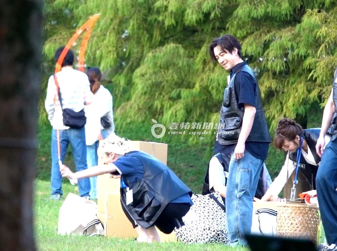 陈汉典（右）歪头看Lulu穿著按摩颗粒拖鞋跳绳，止不住脸上的笑意。特勤中心摄