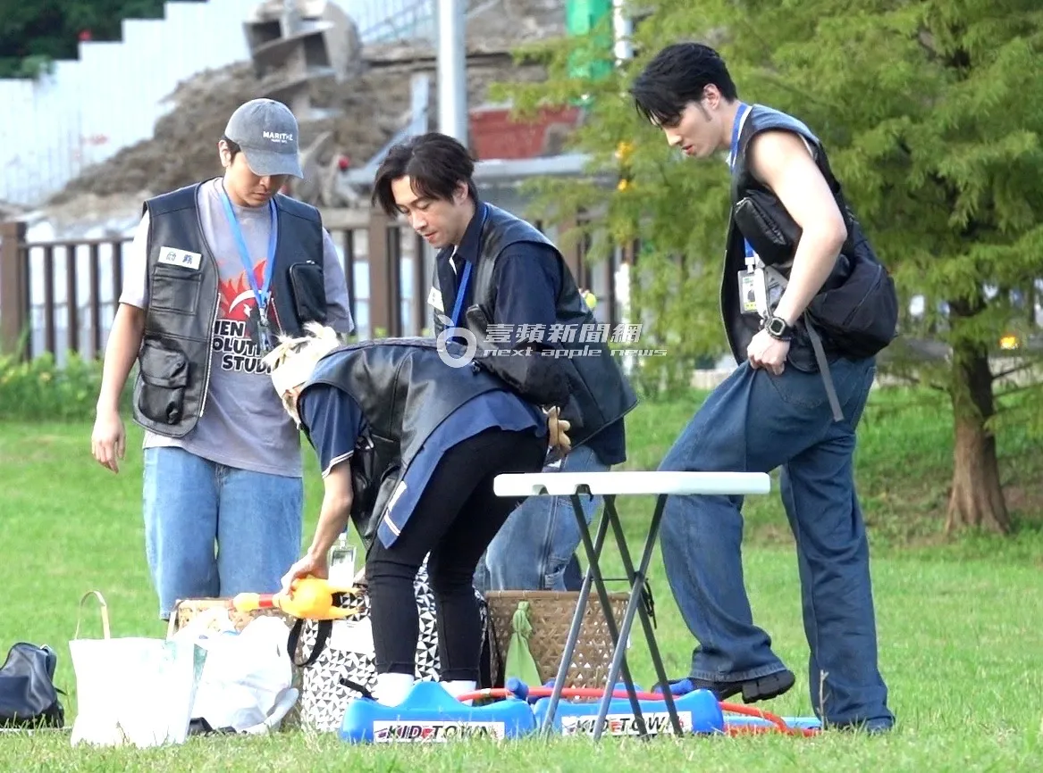 大伙儿低头整理道具，以备待会儿使用。特勤中心摄