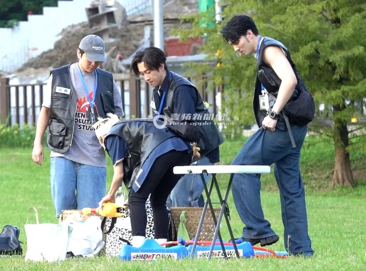 大夥兒低頭整理道具，以備待會兒使用。特勤中心攝