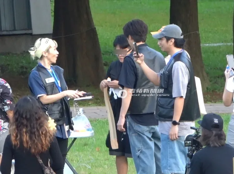 楊銘威（右）拿起手機記錄Lulu認真工作瞬間。特勤中心攝