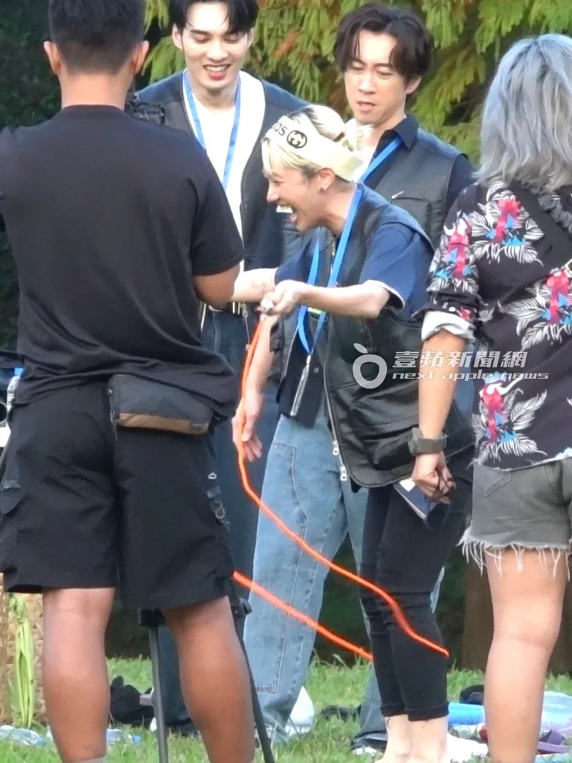 Lulu（中）一穿上按摩颗粒拖鞋就露出疼痛的表情，和现场欢乐气氛成对比。特勤中心摄