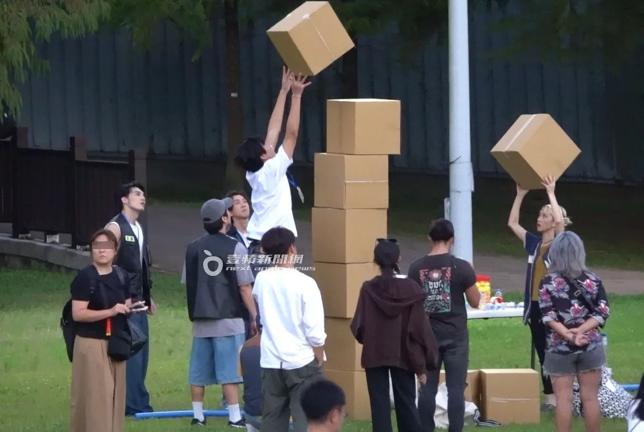 一行人在大湖公园录制节目，挑战叠高纸箱。特勤中心摄