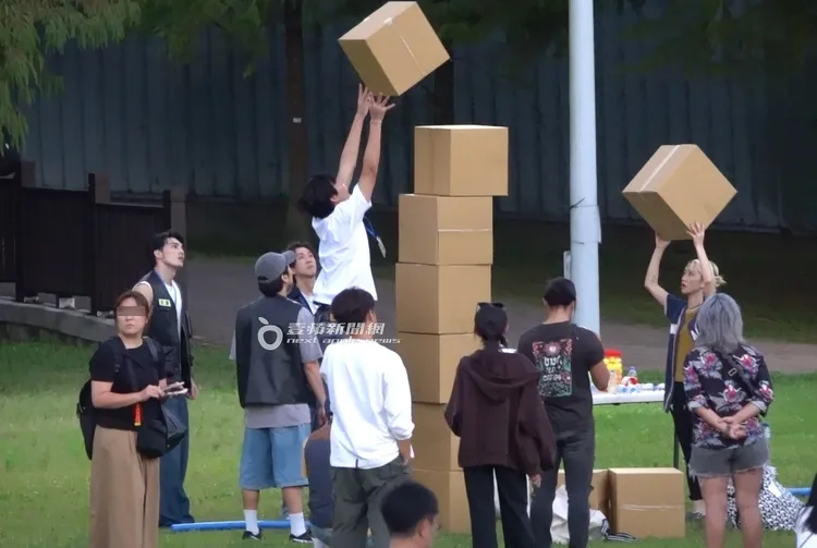 一行人在大湖公園錄製節目，挑戰疊高紙箱。特勤中心攝