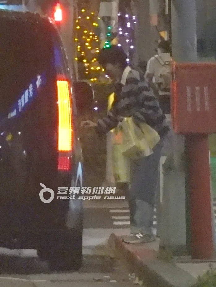 助理下車買了一堆小吃上車。特勤中心攝