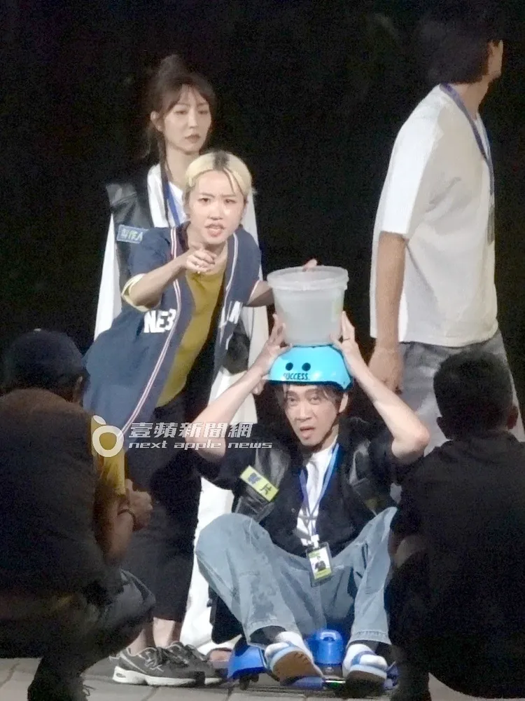 夫妻倆同步做出驚奇表情，一同找到場外鏡頭。特勤中心攝