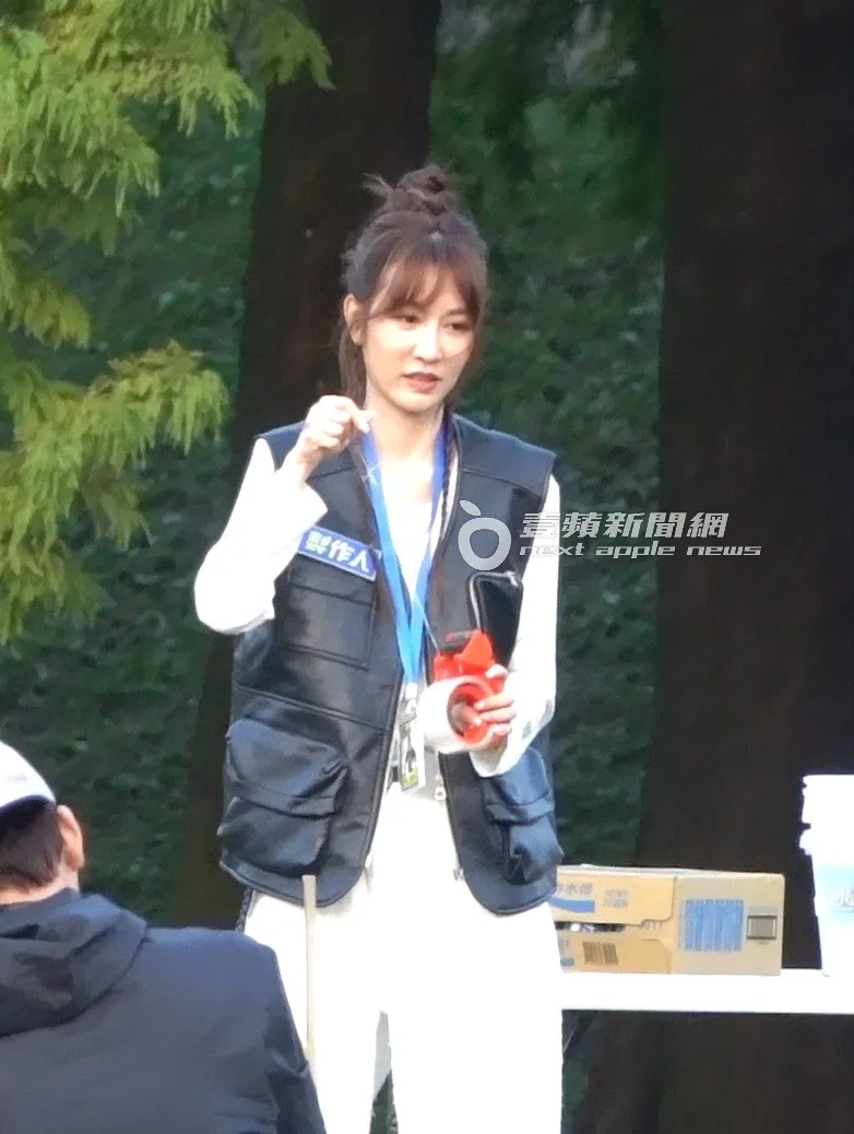 曾莞婷在一旁帮忙整理道具。特勤中心摄