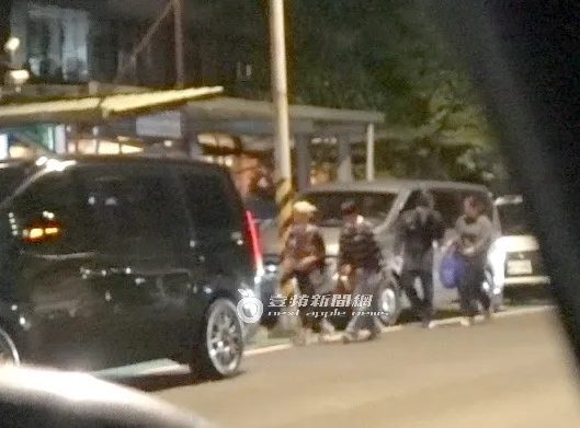 陈汉典、Lulu准备一同坐上保母车离开。特勤中心摄