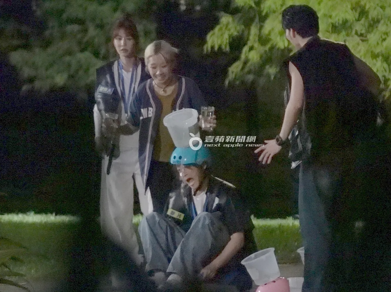 陈汉典戴安全帽顶著水桶，Lulu不小心把水倒出来，陈汉典面露惊恐。特勤中心摄