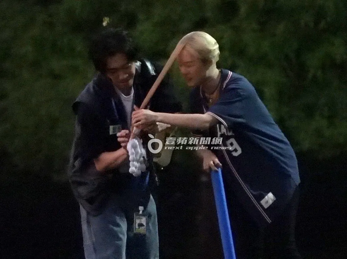 Lulu头套丝袜，陈汉典帮她处理道具，画面有趣又有爱。特勤中心摄