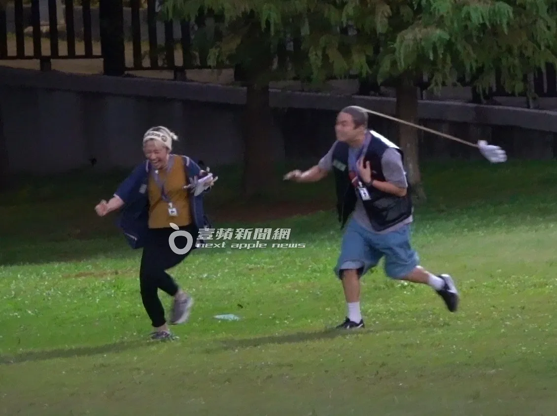 杨铭威（右）用丝袜套头，追著Lulu满场跑，画面爆笑。特勤中心摄