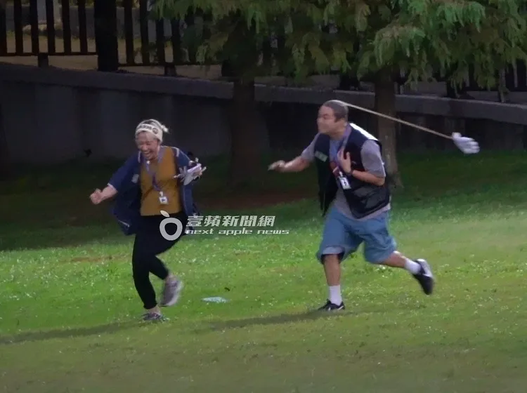 楊銘威（右）用絲襪套頭，追著Lulu滿場跑，畫面爆笑。特勤中心攝