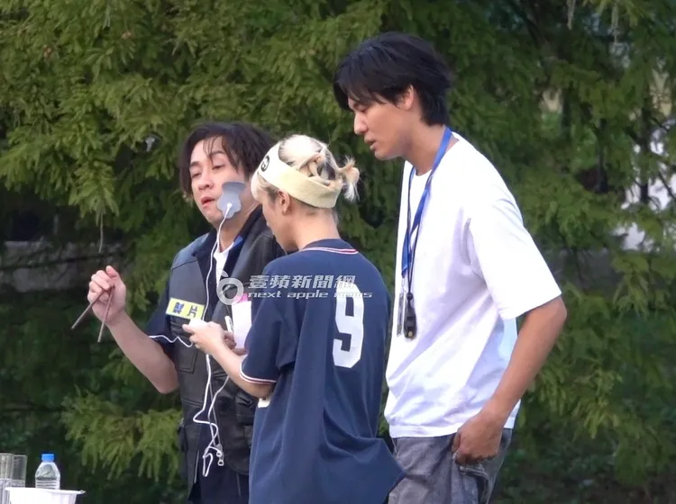 陳漢典（左）臉上貼著電療貼片，Lulu好奇按下開關，氣氛頓時變得搞笑。特勤中心攝