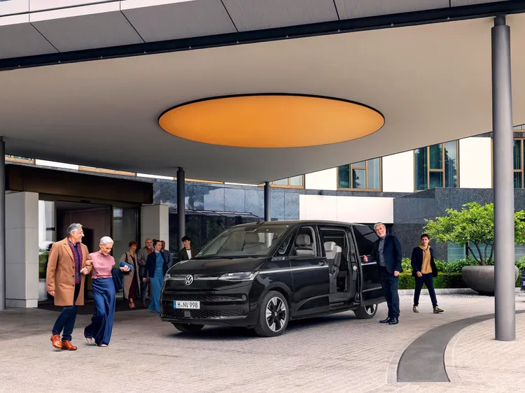 福斯商旅全新26年式Multivan車系正式導入8人座TDI車型，全車系安全科技再升級，新增FTA前方橫向車流警示系統等多項進化配備。業者提供