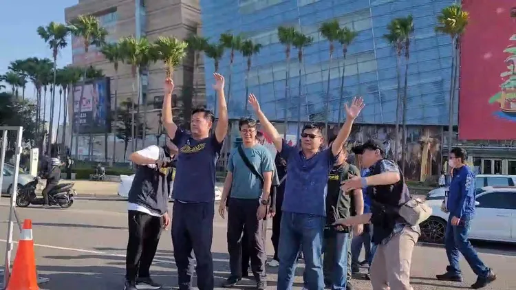 警方針對可疑人士進行安檢。翻攝畫面