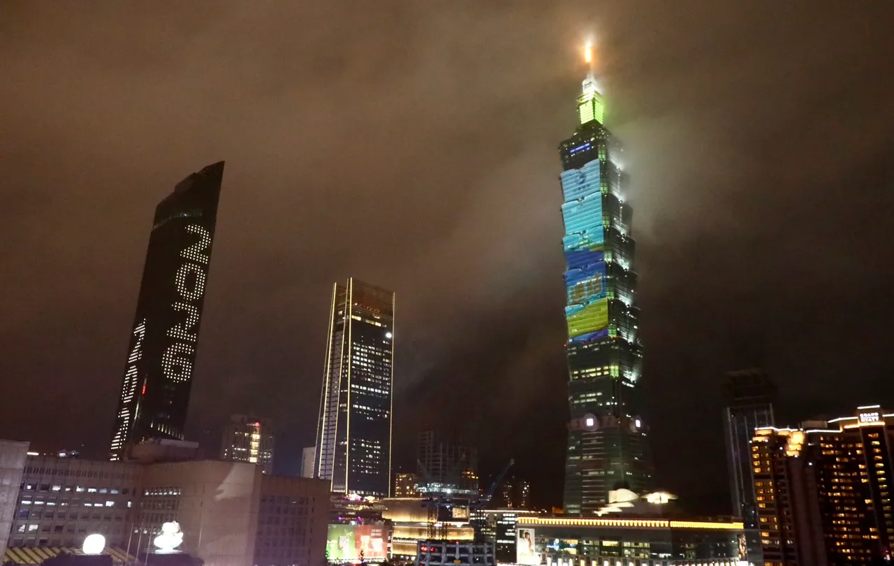 信义计划区预计涌入20万人迎接2026年。庄宗达摄