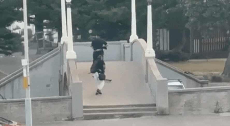 殺紅眼!2槍手帶3把霰彈槍 瘋狂掃射邦代海灘畫面曝光