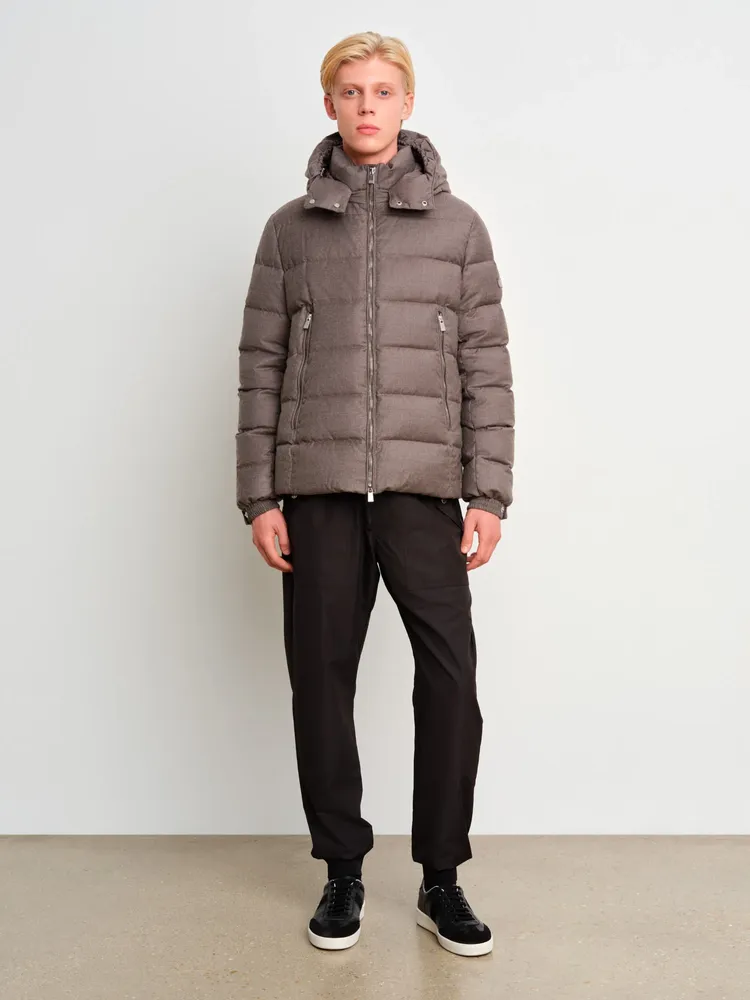 DOMIZIANO男裝羽絨外套選用義大利Loro Piana出品的Super150羊毛絲混紡素材。品牌提供