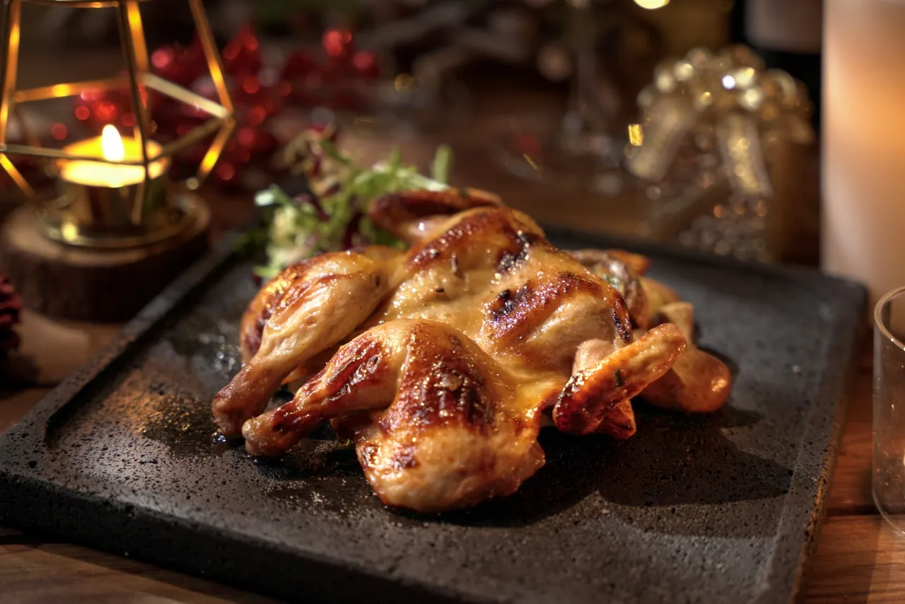 「蜂蜜香橙烤春鸡」1980元+10%，以蜂蜜、橙皮屑、香草与橄榄油腌渍，肉质柔嫩多汁。君品酒店提供