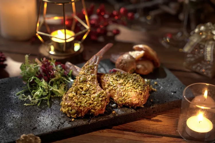 「碳烤開心果羊排」2180元+10%，以開心果、香料與橄欖油裹覆於羊排上，堅果香氣與羊排的清甜肉香完美交織。君品酒店提供