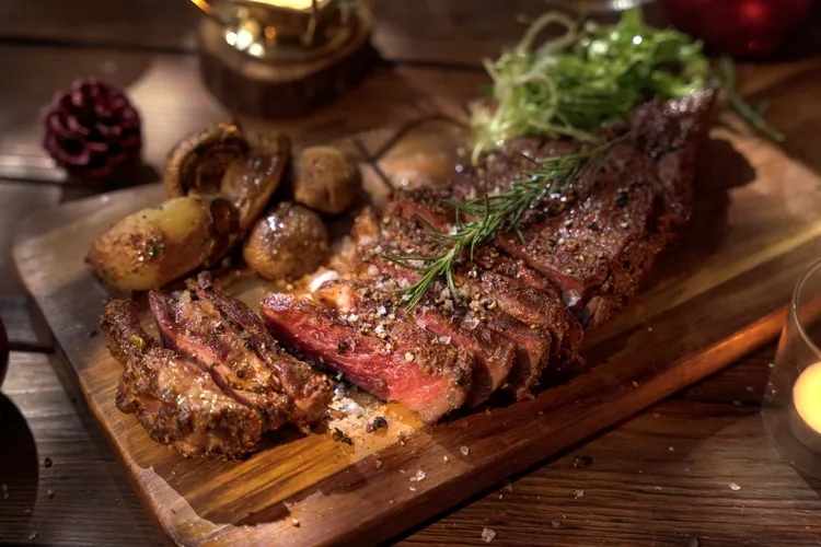 由Ciao推出的「聖誕奇幻饗宴」採半自助式供應，精選三款主餐可供選擇，餐價1680元+10%起。「碳烤 10oz 肋眼牛排佐珍珠洋芋」外層焦香、內裡軟嫩。君品酒店提供