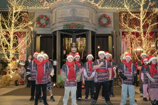 君品酒店化身欢乐马戏城堡　真人版圣诞老人现身做公益摄影