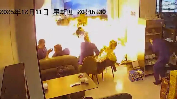 卡式炉爆炸时，用餐8人来不及闪避，全被火焰包围。翻摄自《虎扑》