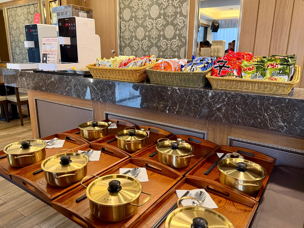 一泊三食专案可享用宵夜区提供韩式泡面机现煮体验等餐点。庄伟祺摄