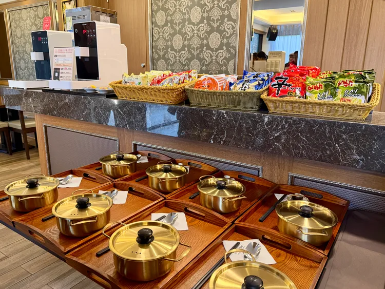 一泊三食專案可享用宵夜區提供韓式泡麵機現煮體驗等餐點。莊偉祺攝