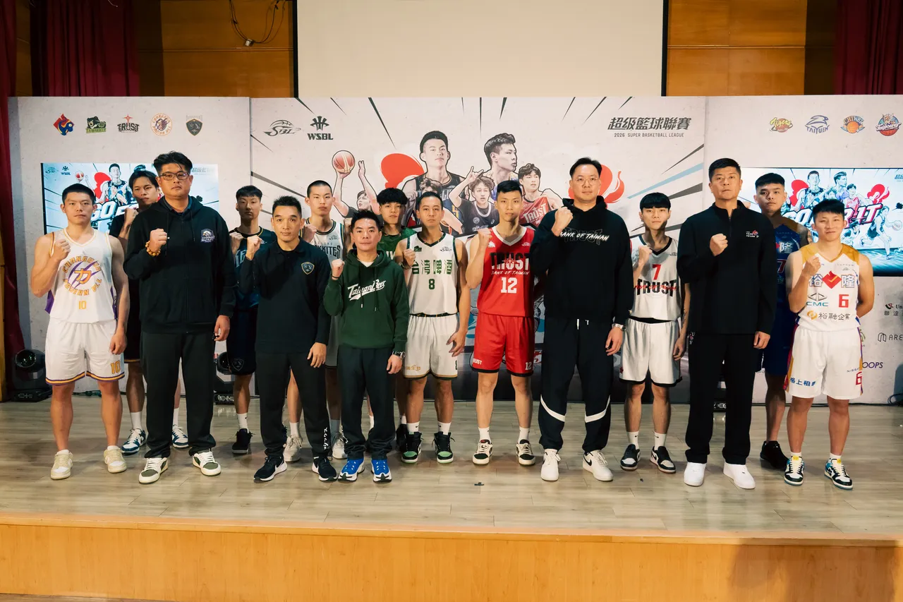 SBL五队教练与选手代表。篮协提供