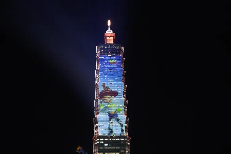 台北101今年再次推出跨年光雕展演，最受矚目的亮點莫過於迪士尼皮克斯經典動畫《玩具總動員》角色，首次以光雕投影形式躍上台北101。莊宗達攝