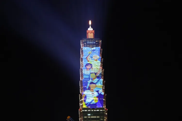 台北101跨年光雕將獻上3分鐘「台灣隱形英雄」主題光雕秀，包括棒球、拔河、拳擊、游泳、電競等體育成就，以及鏟子英雄，展現台灣永不放棄的精神。莊宗達攝