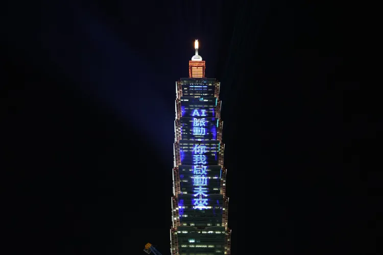 台北101跨年光雕以AI科技與創新為主題，呈現台灣在智慧世代的重要角色，象徵邁向未來的新篇章。莊宗達攝