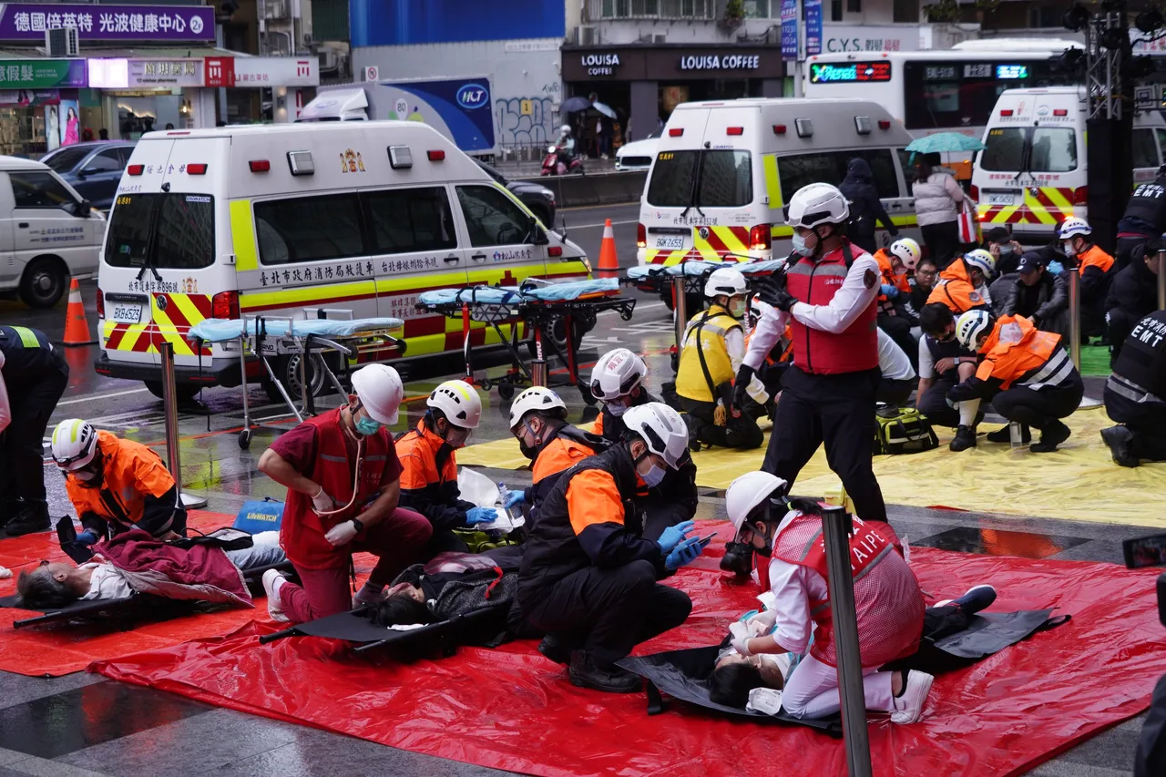 演练纳入大量伤病患应变处置，测试救援、分流及后送作业。彭欣伟摄