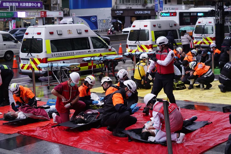 演練納入大量傷病患應變處置，測試救援、分流及後送作業。彭欣偉攝