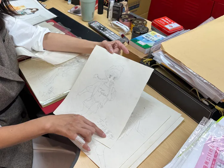 許淑華翻出收藏多年的漫畫速寫，也曾嘗試Cosplay。張綵茜攝