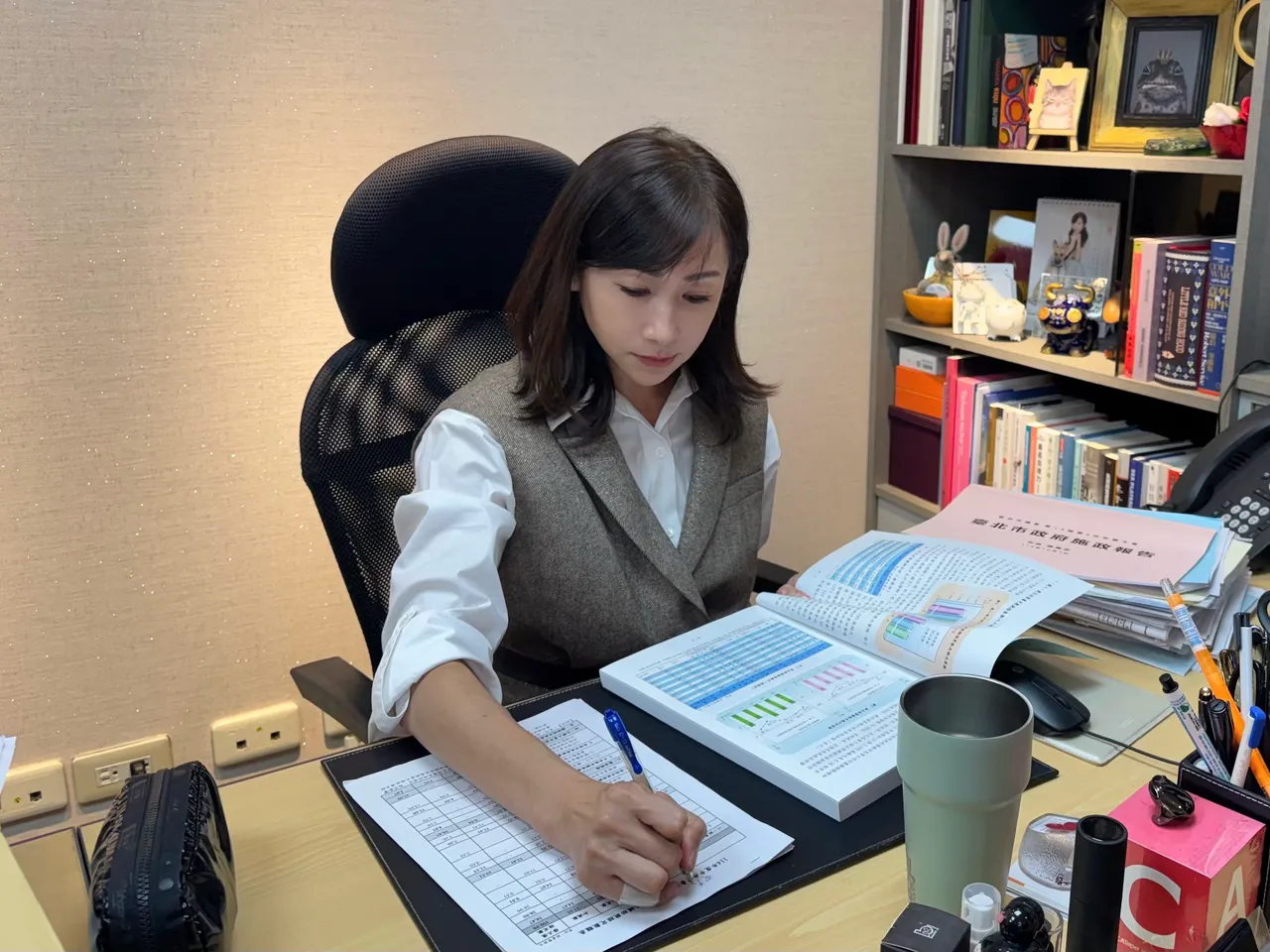 许淑华长期关注台北市都更议题，陪伴松山、信义区多个老旧社区超过10年。张彩茜摄