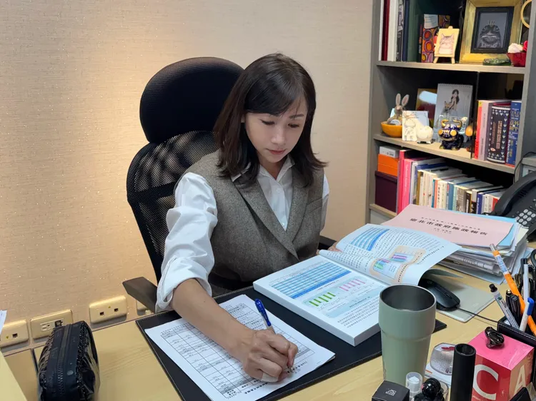 許淑華長期關注台北市都更議題，陪伴松山、信義區多個老舊社區超過10年。張綵茜攝