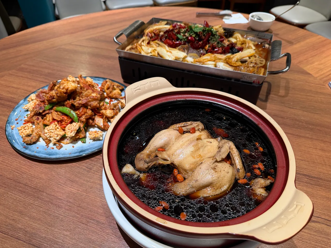 這次新菜系列開飯川食堂推出3款川味宴席菜，包含「醇香黑蒜土雞鍋」等。莊偉祺攝