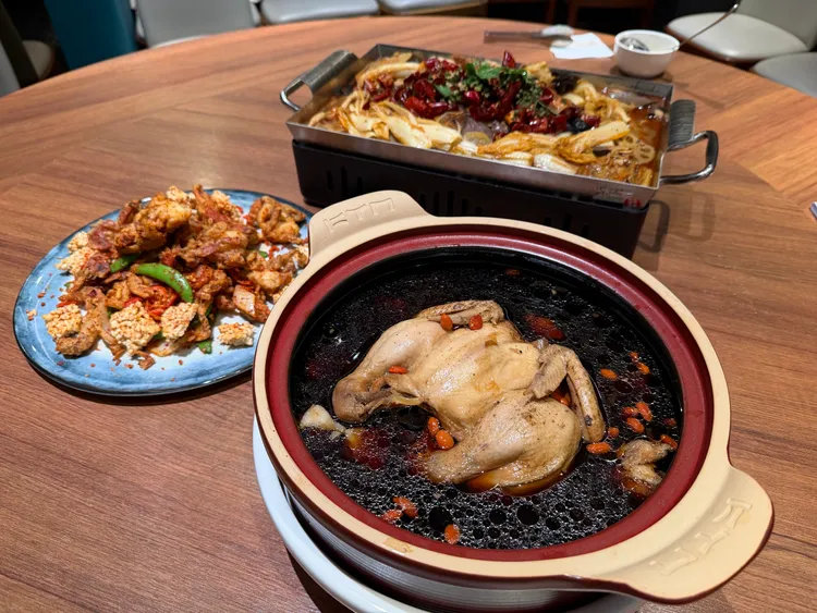 這次新菜系列開飯川食堂推出3款川味宴席菜，包含「醇香黑蒜土雞鍋」等。莊偉祺攝