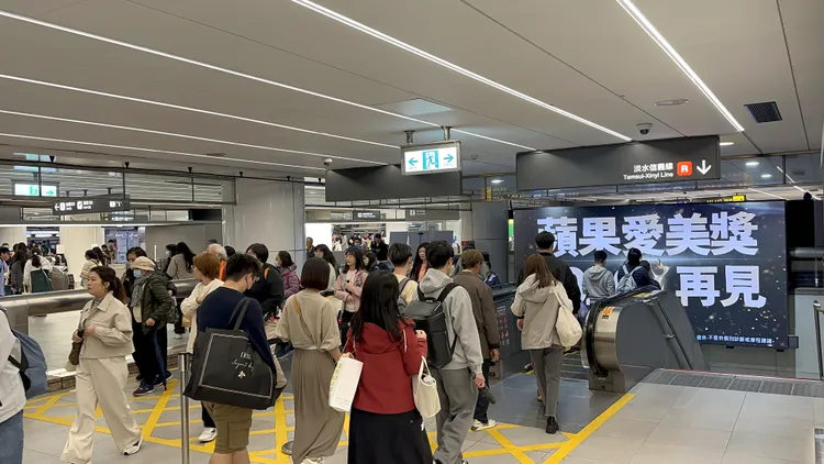 捷運台北車站淡水信義線民眾共同觀賞蘋果愛美獎精彩影片回顧。陳建岐攝