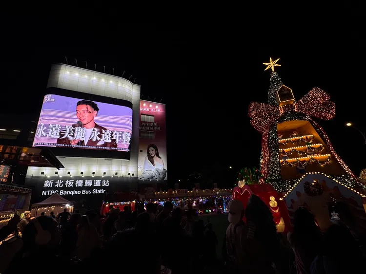 新北耶誕城期間，新北板橋轉運站，印象廣告1600吋有聲頻巨型電視牆，播放「蘋果愛美獎」精彩片段，重現頒獎當天熱鬧盛況，吸引數千民眾觀看拍照留念。張博鈞攝