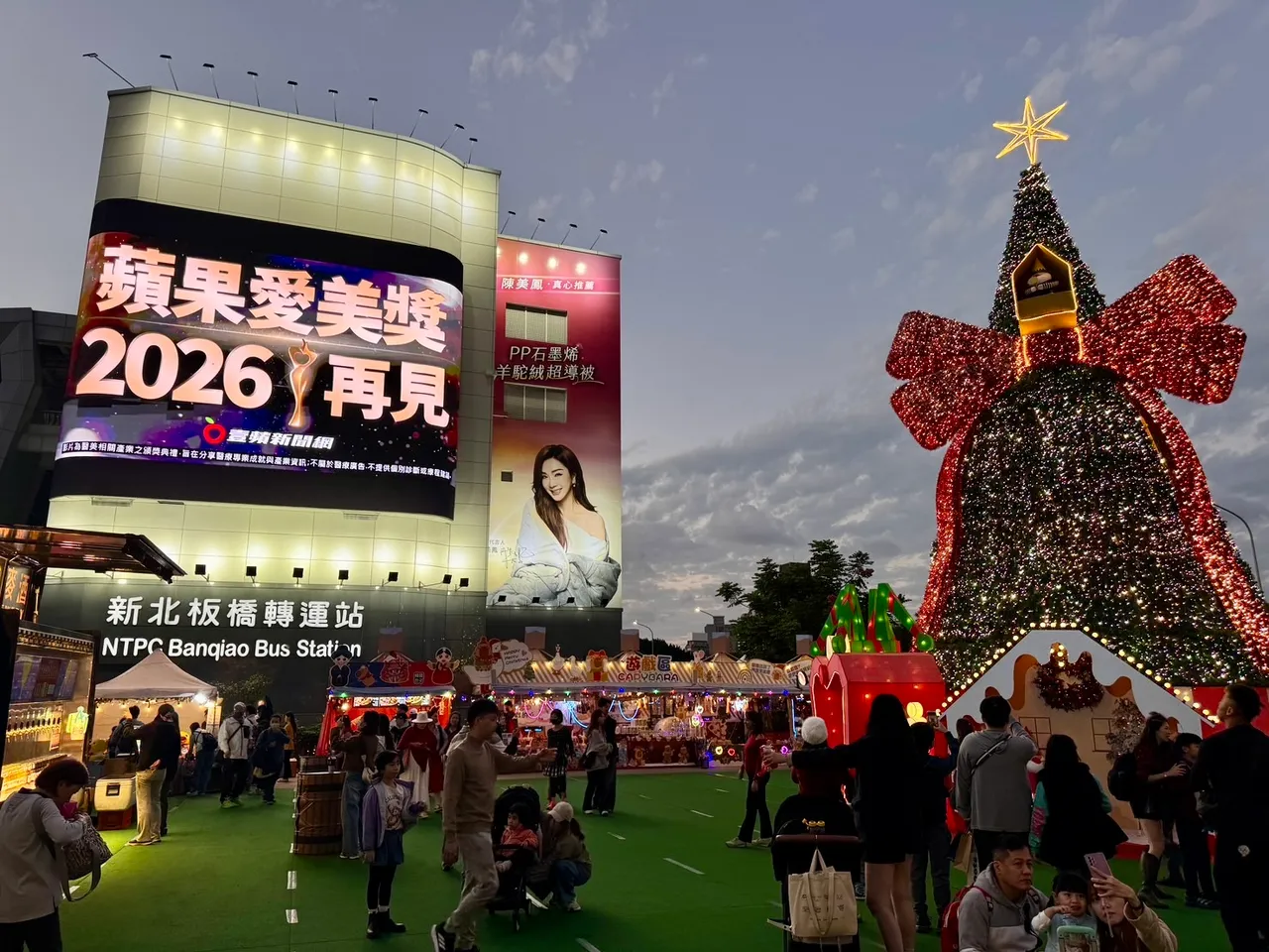 新北板桥转运站前1600吋户外有声电视墙大萤幕，适逢新北耶诞城，是人流聚集的核心地带。张博钧摄